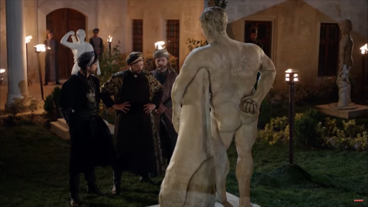 Статуя Геркулеса. Кадр из сериала "Великолепный век"