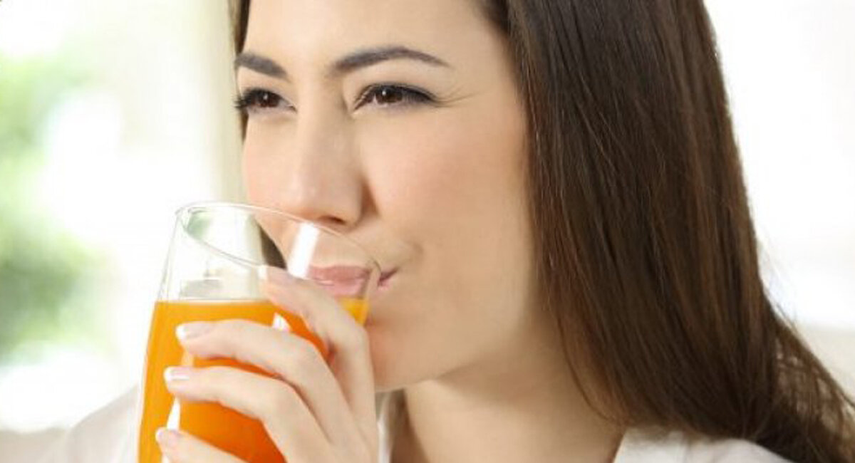 Люди, ведущие здоровый образ жизни, наверняка знают, что морковный сок очень полезен.