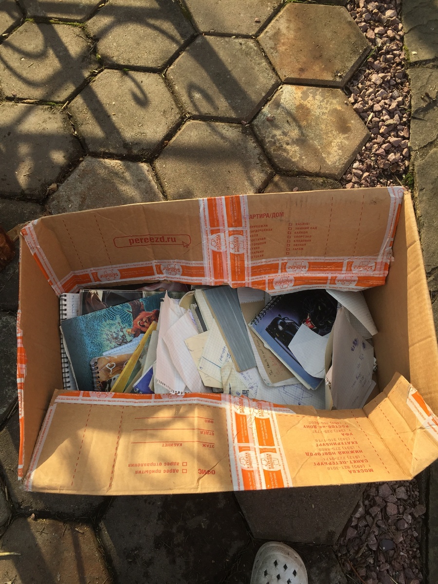 Нашла еще целую коробку тетрадей