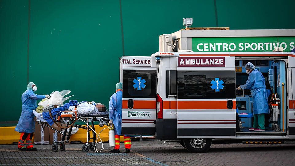 Итальянские медики госпитализизирую больного Короновирусом. Источник: yandex.ru