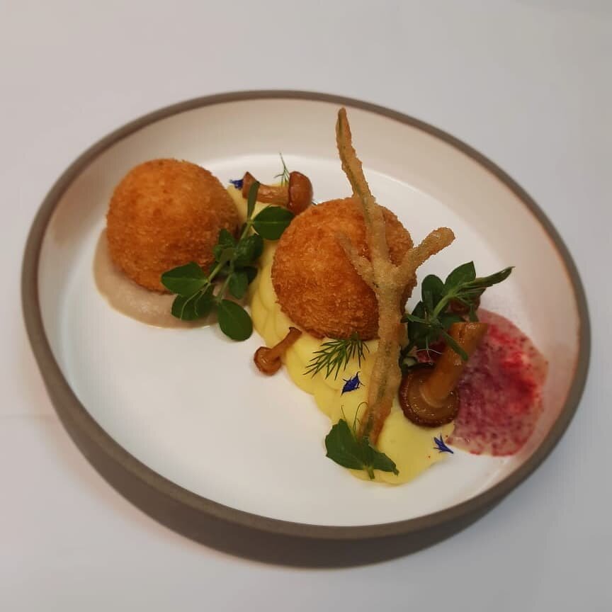 Типичный представитель НРК, котлетки из цыпленка с воздушным сыром и куриной ножкой (исходный рецепт - котлеты по-киевски)