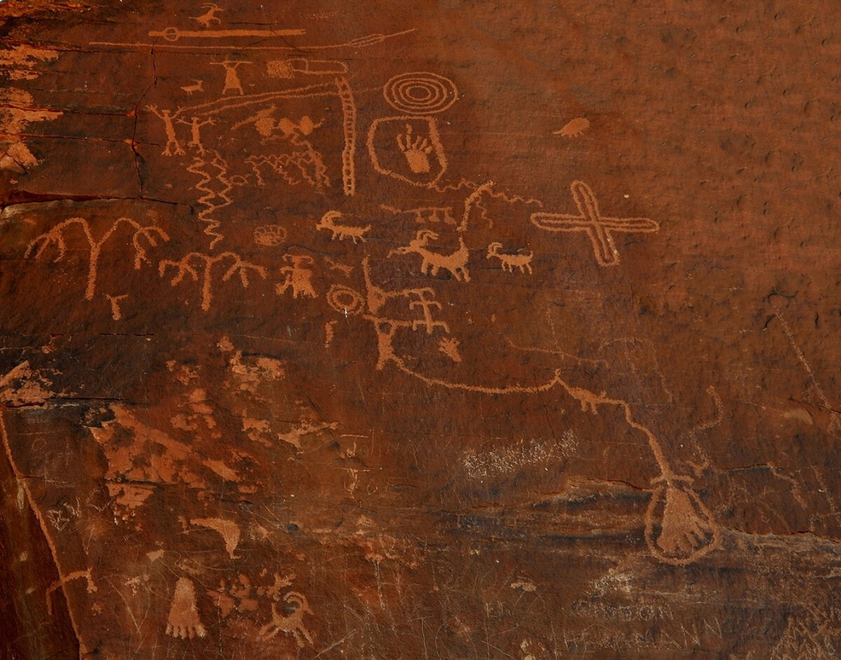 фрагмент пещерного рисунка с  попытками изобразить территорию
