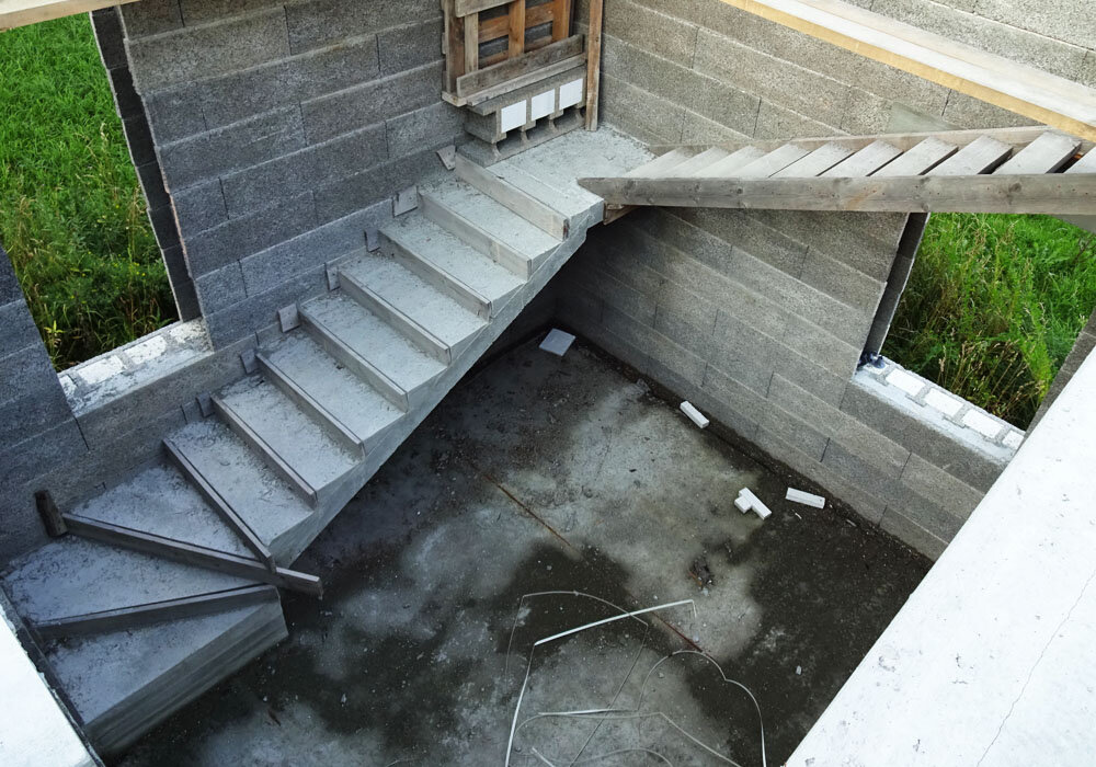 Долго думали из чего строить лестницу. Решили отлить из бетона. Просто, недорого и очень прочно