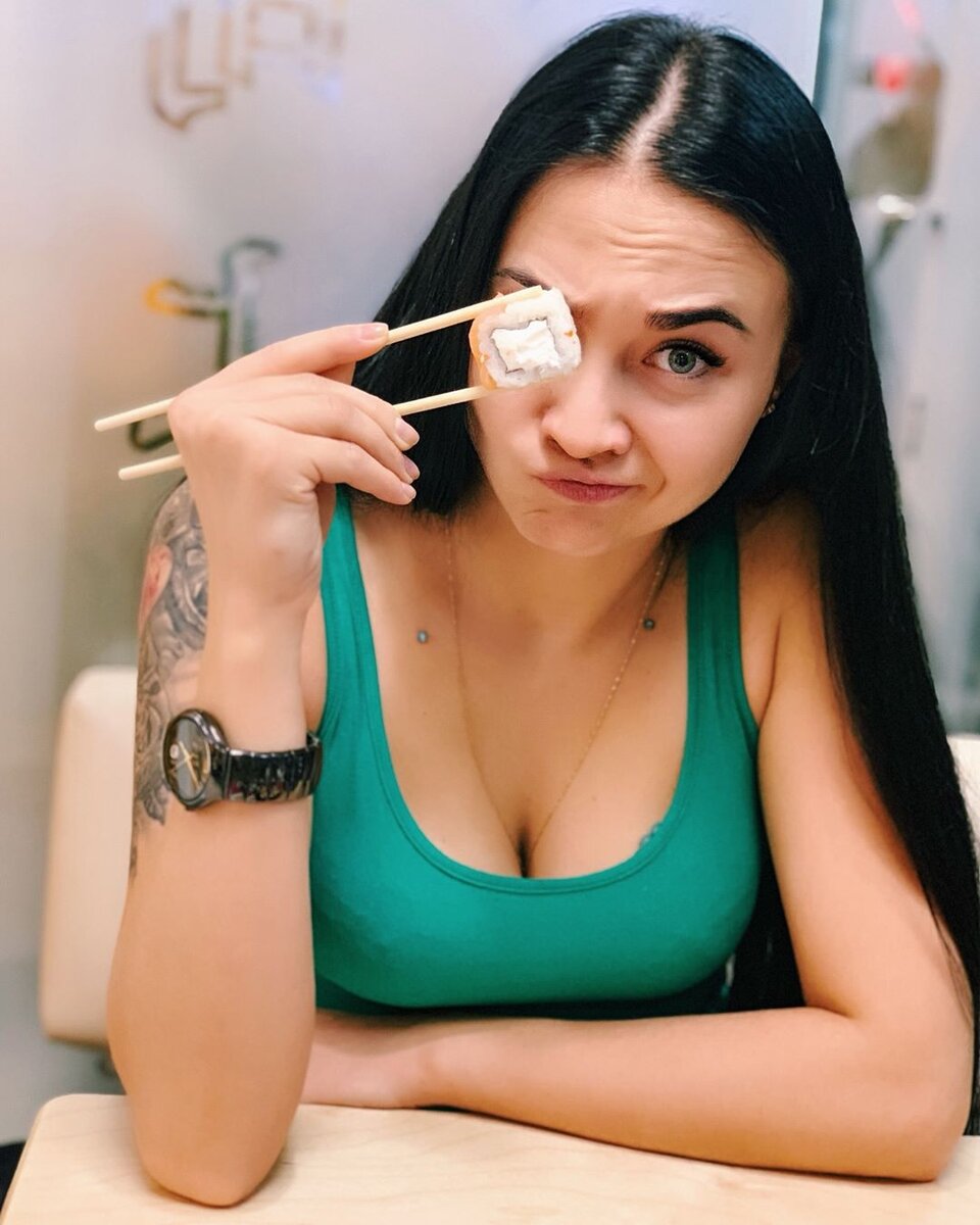 Это красивая девушка - бывший сотрудник 1го оперативного полка ГУ МВД по г. Москве  