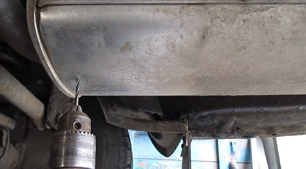 Сверлим отверстие в глушителе, чтобы не собиралась вода в нем и уберечь его от ржавчины