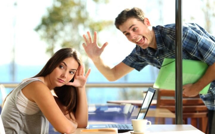 Запомни, ты не должен быть бесплатным петрушкой. Развлекать ее - не твоя задача. Чем ОНА может удивить тебя?