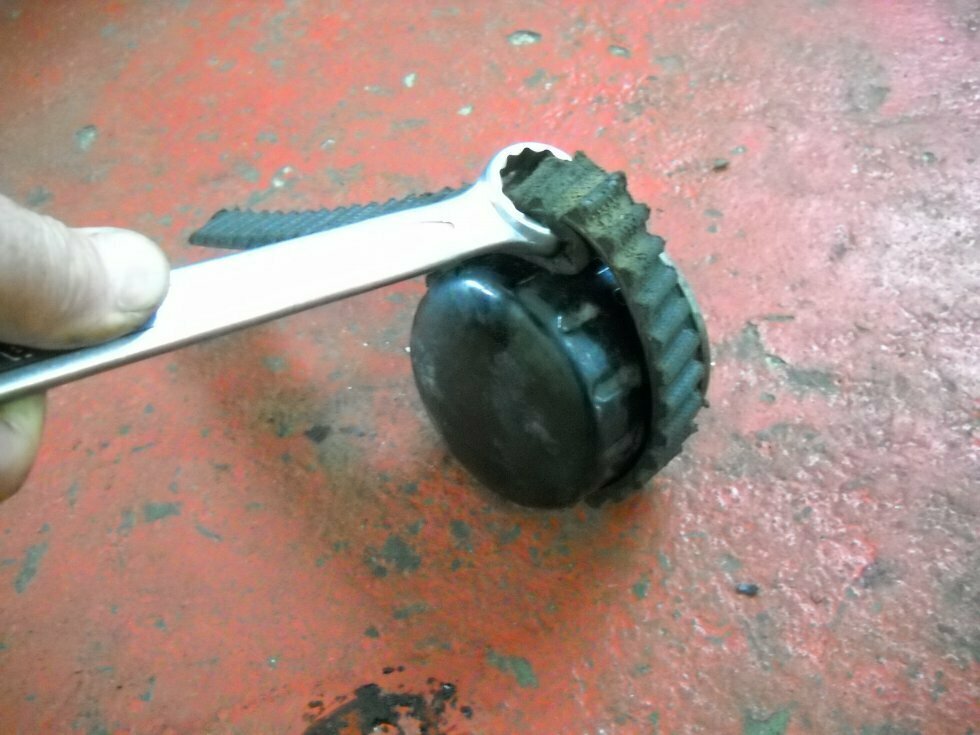 С помощью накидного ключа и обрезка ремня можно легко соорудить съемник масляного фильтра. Принцип действия понятен из картинки.