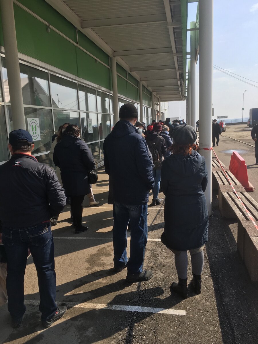 Очередь из «самоизолированных» в Леруа Мерлен.