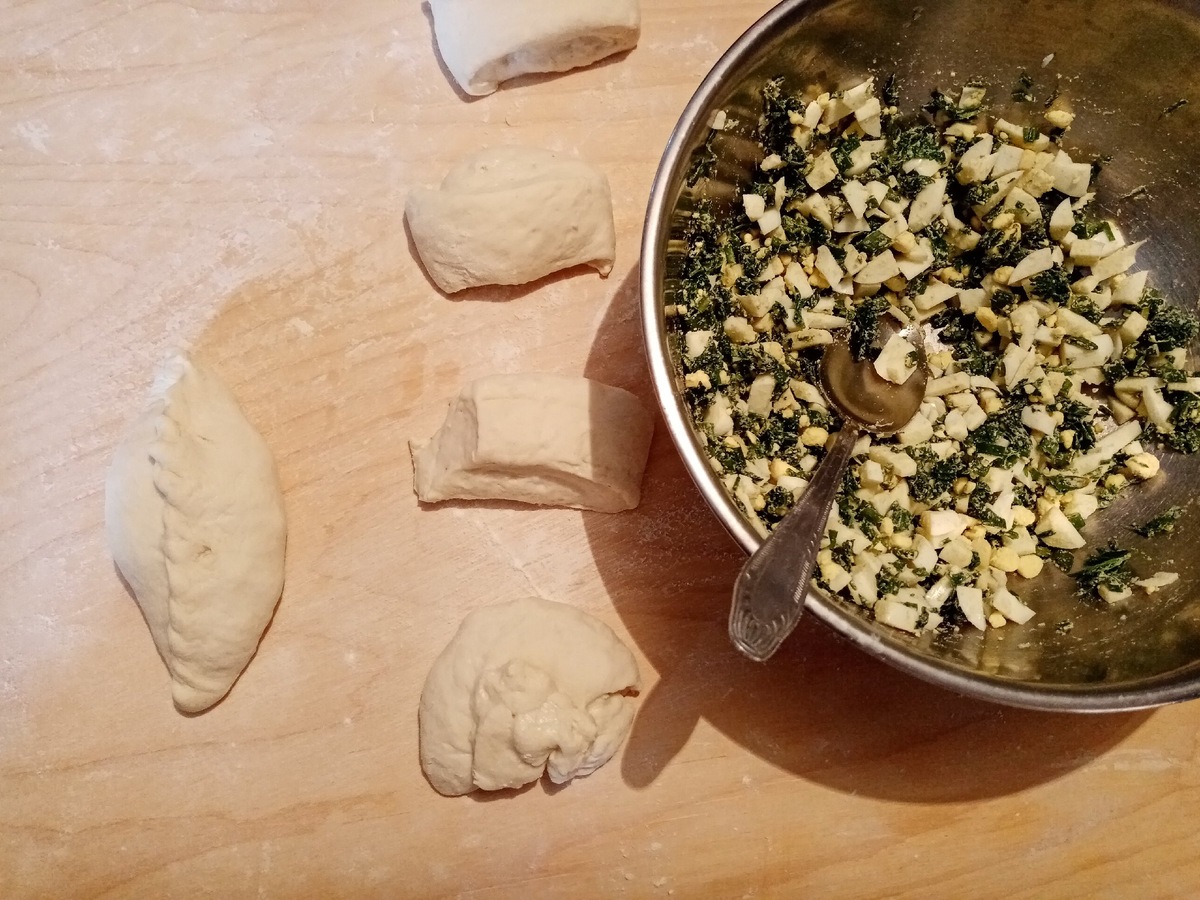 Тесто мягкое и липкое, а чтобы тесто не липло к рукам обязательно присыпайте его мукой. На этом фото начинка состоит из молодой крапивы, зелени чеснока и зелени лука.