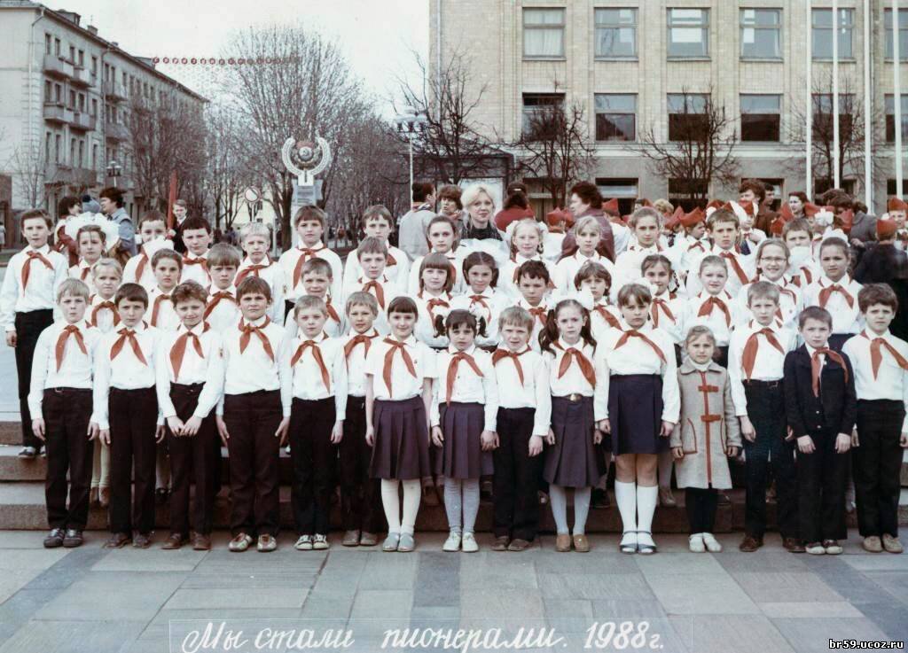 Форма 1988. Пионеры в 1970 году Школьная форма. Школьная форма 1988 года. Школьная форма 1980-х годов. Пионеры 1988 год.