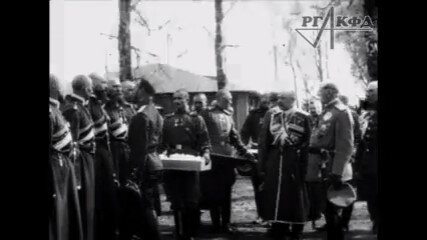 Николай II христосуется с солдатами (кинохроника, 1916 год)