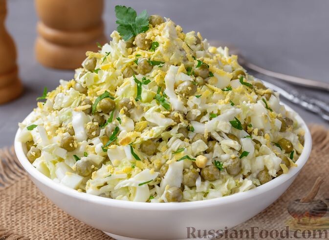 капуста пекинская, горошек зелёный консервированный, яйца, майонез, соль, зелень петрушки