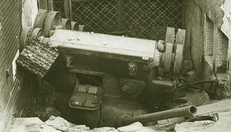 Повреждения танка не видны. Есть мнение, что у него горели бандажи на катках. Т.е. возможно - горящий танк, уже без экипажа, наши столкнули в эту "яму".