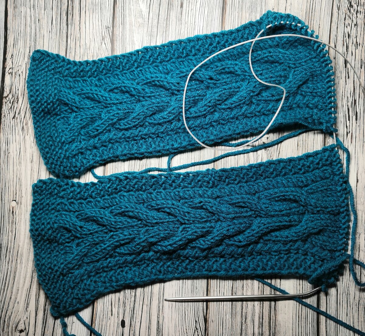 Начинаю с платочной вязки. Затем простой узор косы. 