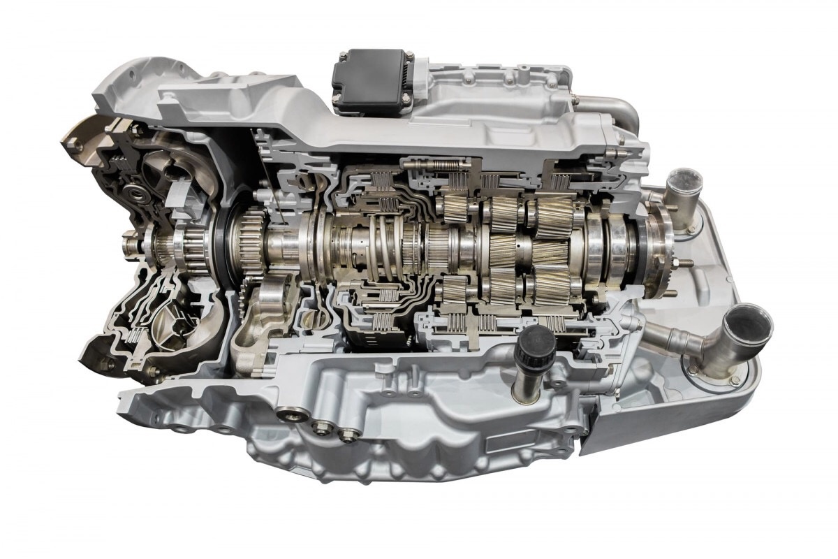 Почему ремонт автоматической коробки переключения передач дороже, чем ремонт механики? Какие особенности АКПП не позволяют выполнить ремонт своими руками и какие признаки должны насторожить автолюбителя – расскажем подробно.
