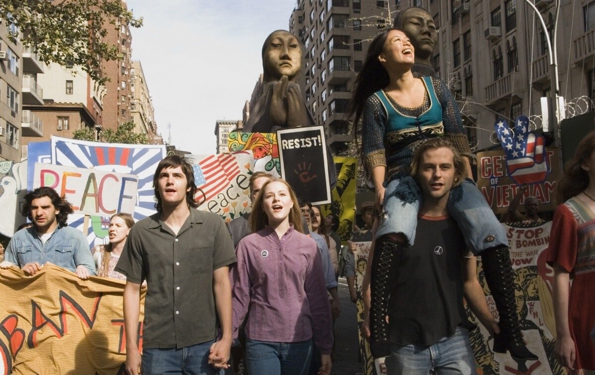 Кадр из фильма "Через Вселенную"