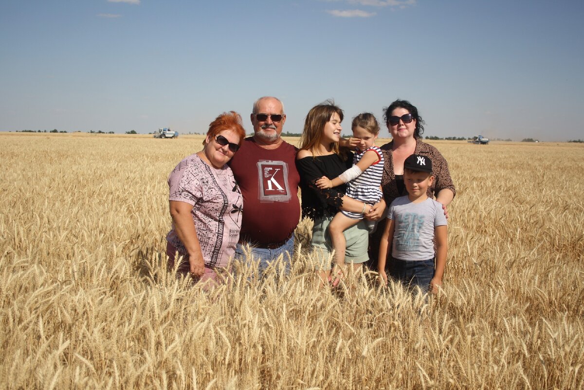 Семья Думбровых на поле