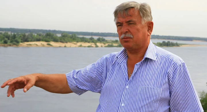 Владимир Дмитриевич Горюнов говорит о футболе на фоне реки Волга. Фото: РИА "Новости"