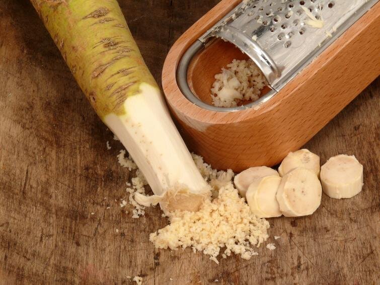 Хрен обладает специфическим запахом, который отталкивает клещей. Экстракт корня хрена отталкивает и убивает клещей.