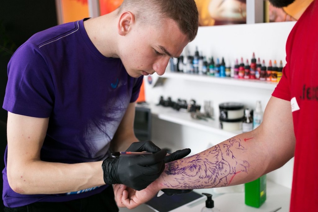 Раньше люди вкладывали в тату огромный смысл, они верили в то, что рисунки на теле защищают и даже влияют на судьбу. Но время идёт, мнение людей о многих вещах меняется, и наколки не стали исключением. Сегодня чуть ли не каждый молодой человек мечтает о классной татуировке. Обсудив эту тему со своими друзьями и одноклассниками, я пришла к выводу, что, действительно, тату – тема, полюбившаяся подростками и не только. 
 
Однако не многие из желающих сделать тату, думают о том, как же это скажется на их жизни и здоровье. Ниже представлен список некоторых нюансов, над которыми стоит задуматься перед тем, как переступить порог тату-салона: