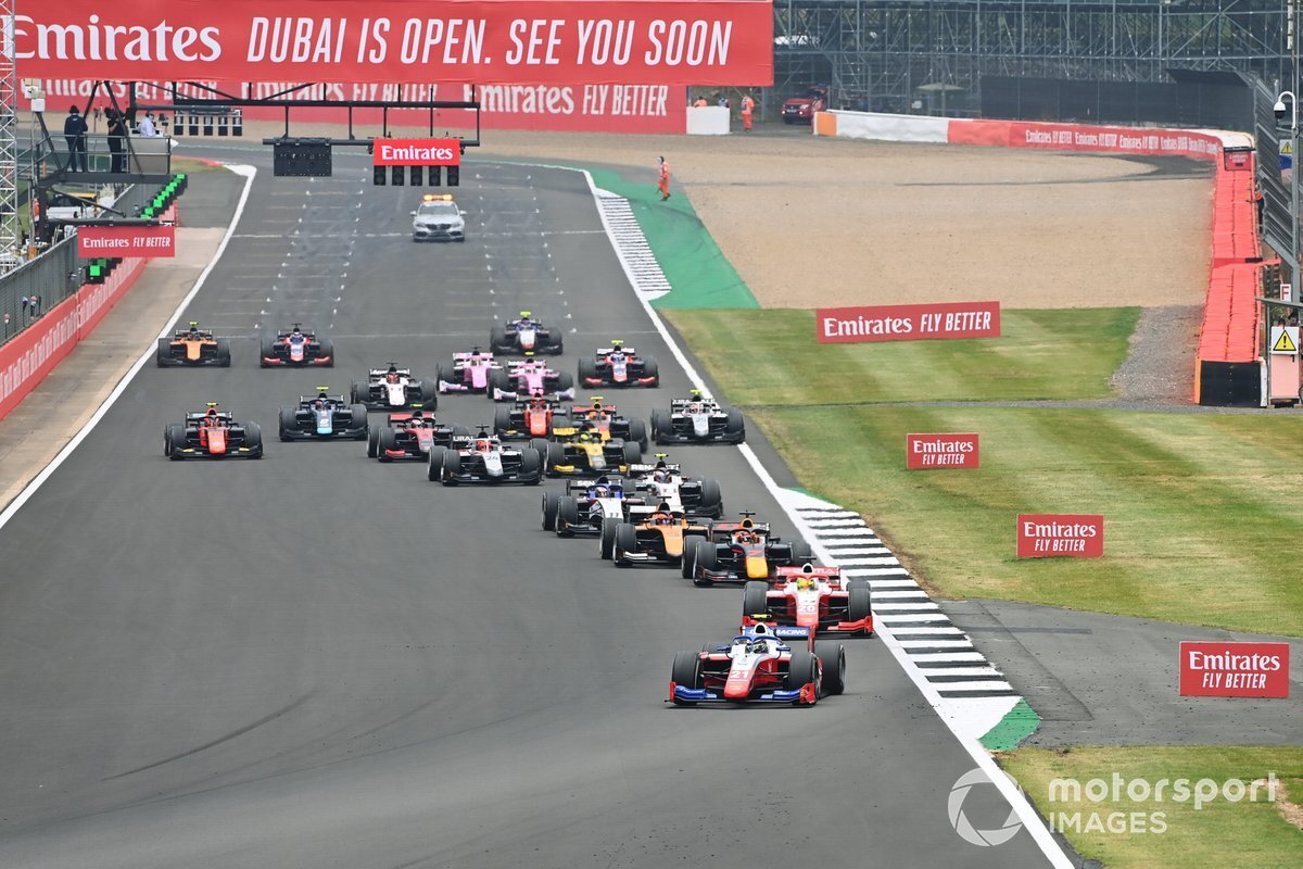 Старт гонки Formula 2 Silverstone 2020. (Фото: ru.motorsport.com)
