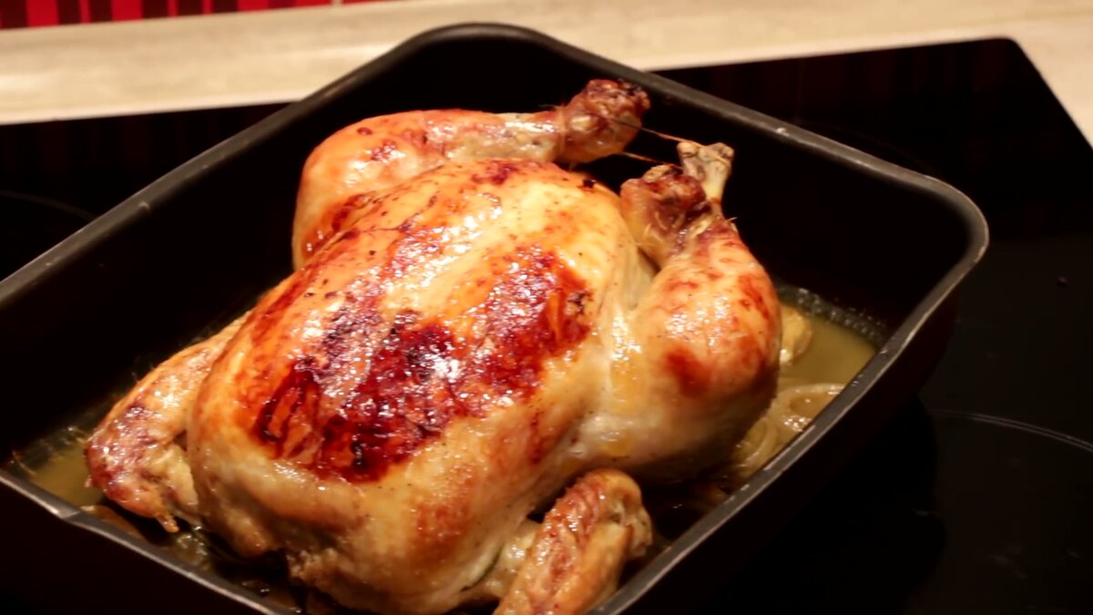 Курица разрезанная пополам в духовке. Сочная курица запеченная в духовке целиком. Сочная курица запеченная в духовке целиком. Курица в духовке. Блюдо для запекания курицы в духовке целиком.