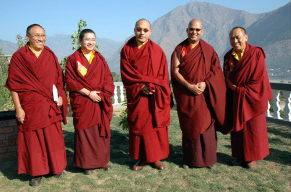 Наши Таши-Джонгские Ринпоче слева направо: Доржонг Ринпоче, Кхамтрул Ринпоче, Кармапа, Чёгон Ринпоче, Чёджел Ринпоче.
