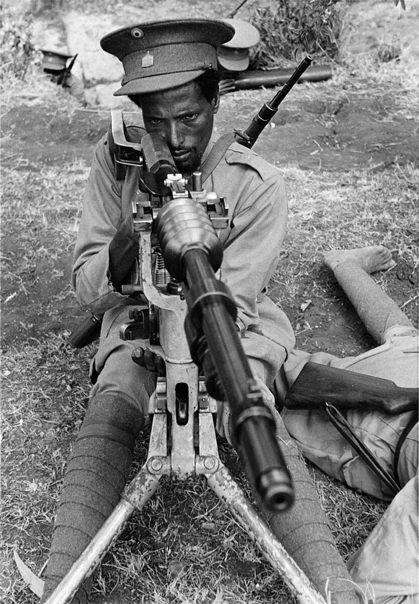 Солдат имераторской гвардии у пулемёта "Гочкисс" модели 1914 г.