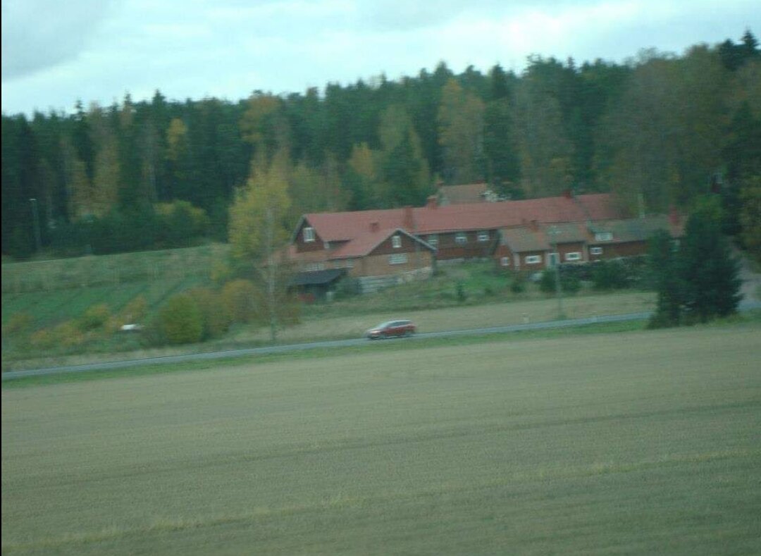 По пути проезжаешь мимо таких вот типичных красных финских домиков. Вид из окна поезда, поэтому так размыто.