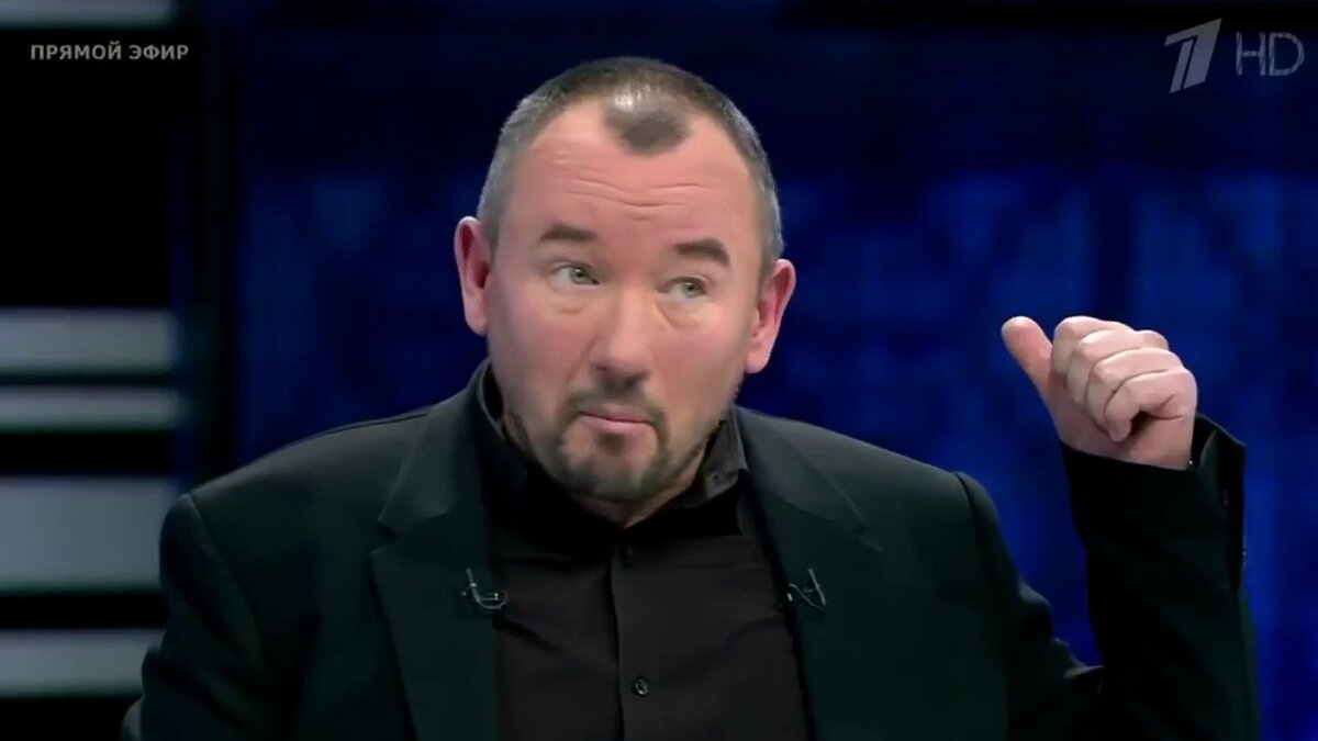 Это тележурналист Артем Шейнин. Он ведёт телепередачу.  фото: яндекс картинки. 