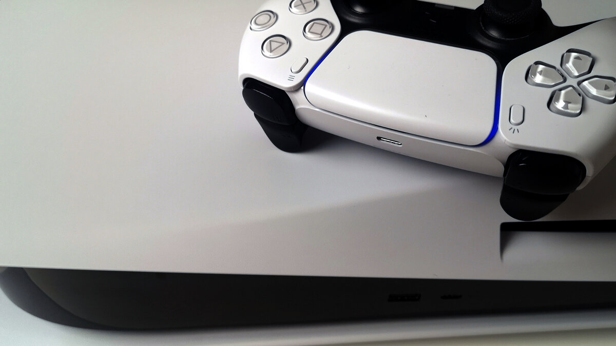 Заряжать ps4. Зарядился геймпад ps5. Геймпад ps5 на зарядке. Шнур зарядки джойстика ps5. Зарядка для джойстиков ps5