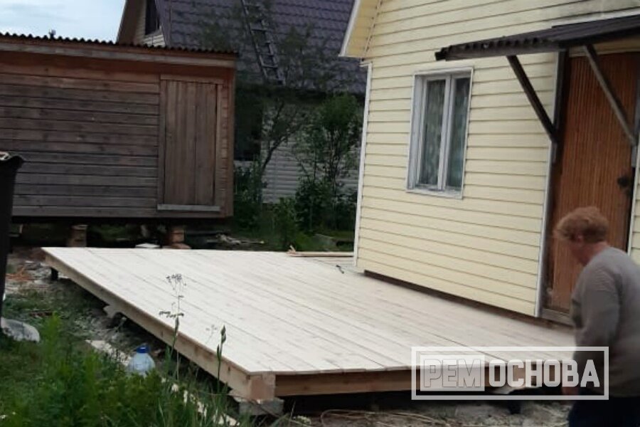 Подъем на винтовые сваи и монтаж подиума с двух сторон дома