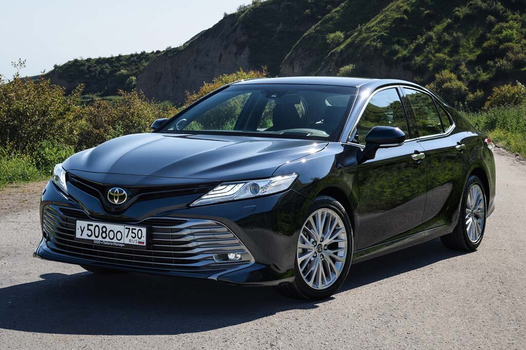 Японский автопроизводитель представил обновленный седан Toyota Camry с гибридной силовой установкой для рынка