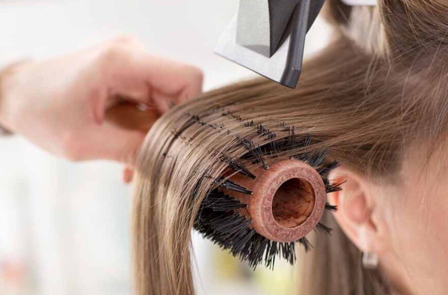 Сушка феном с помощью щетки для волос