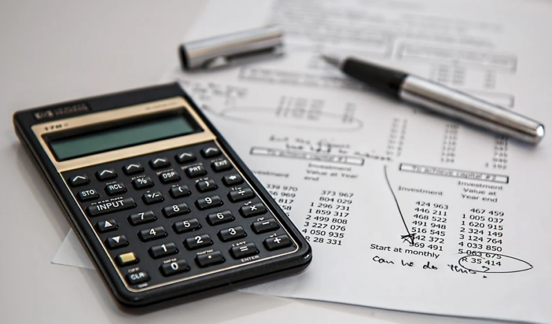 Для того, чтобы оплатить листок нетрудоспособности сотрудника так, как того требует закон, бухгалтер должен учитывать множество факторов