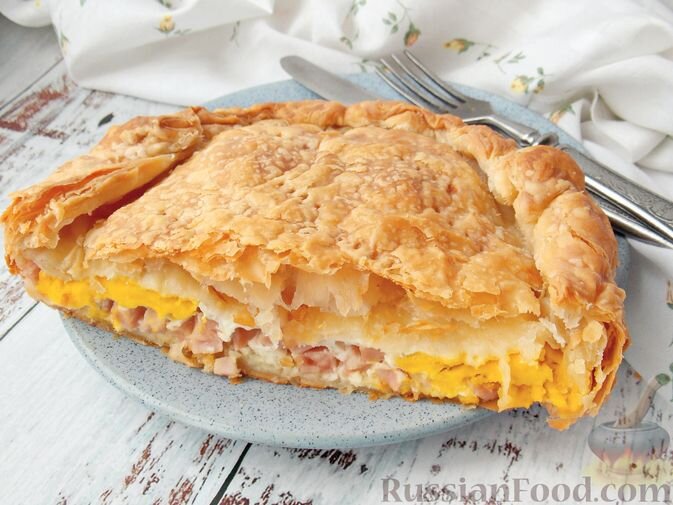 тесто слоеное, ветчина, лук репчатый, яйца, соль, масло растительное