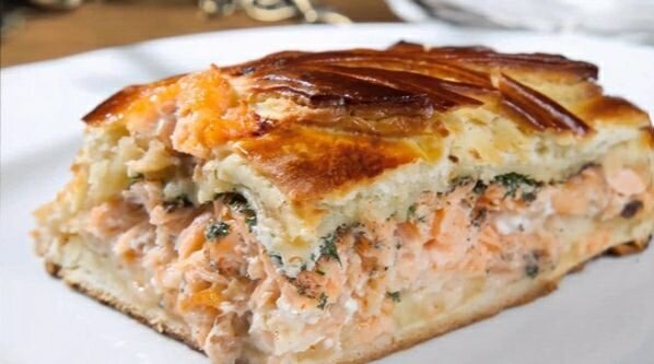 Самый бюджетный пирог. И нереально вкусный!

●кефир 1ст.,
● сырое яйцо 1 шт.,
● мука 1 ст.,
● сода ½ ч.л.

Начинка:
● рыбные консервы 1 б. (можно по вкусу и любоые),
● отварные яйца 2 шт.,
● любая зелень, сыр 50 г.

Приготовление: 

Начинаем с приготовления теста. Смешиваем все ингредиенты и выливаем в смазанную маслом форму.
Рыбу отделяем от масла и разминаем вилкой. Добавляем мелко нарезанные яйца и зелень. Сыр натираем на мелкой терке.Начинку выкладываем в форму, стараясь оставить свободную тонкую полоску теста у бортика.
Форму ставим в разогретую духовку минут на 20. Достаем почти готовый пирог и посыпаем его сыром, потом вновь отправляем в духовку на 5 минут.Пирог готов. Он вкусный как в теплом, так и в холодном виде.