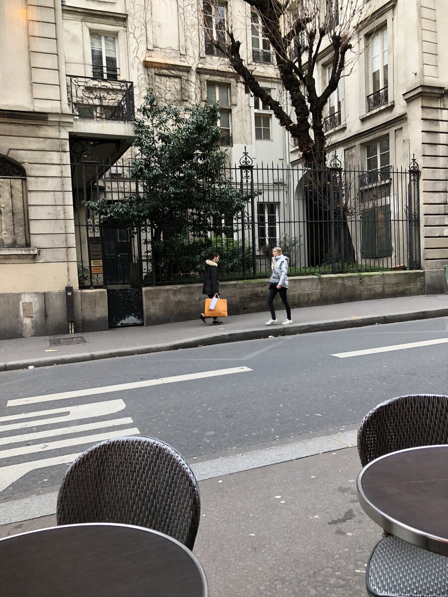 Первая фотография. Сидим на пересечении rue de Mogador и  rue de Provence в кафе, ждем встречи с хозяином квартиры.