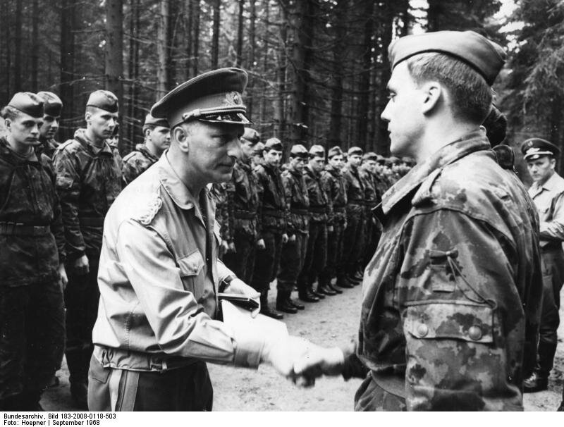 Генерал-полковник Хайнц Кесслер и военные ГДР, принимавшие участие в «чехословацких событиях», сентябрь 1968 года.