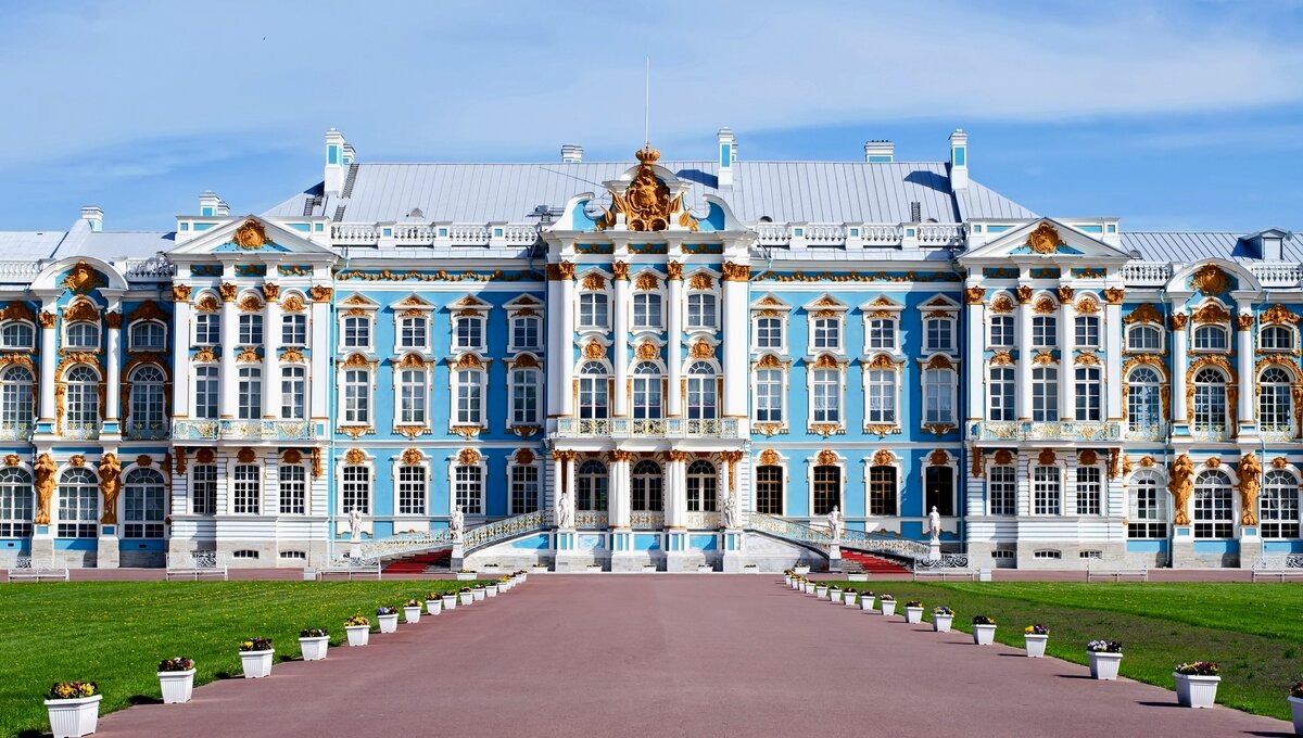 Парадная сторона Екатерининского дворца с парадным же подъездом — из свободного доступа