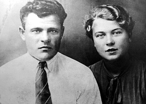 Родители Людмилы Гурченко за год до рождения дочери. Фото взято из открытого источника в интернете. http://photos.geni.com/p13/92/44/d4/8c/5344483f4e101f41/127671_large.jpg