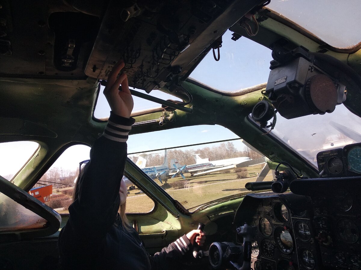 в кабине пилотов можно пощелкать тумблерами