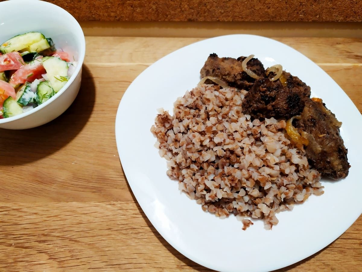 Как быстро приготовить гречку с мясом. Гречка с мясом. Гречка с мясом на тарелке. Рассыпчатая гречка с мясом. Гуляш с гречкой.