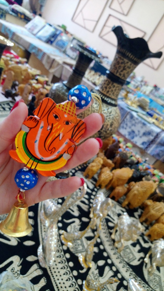 Очередной слоник, чай, специи, куркума и ароматические палочки.