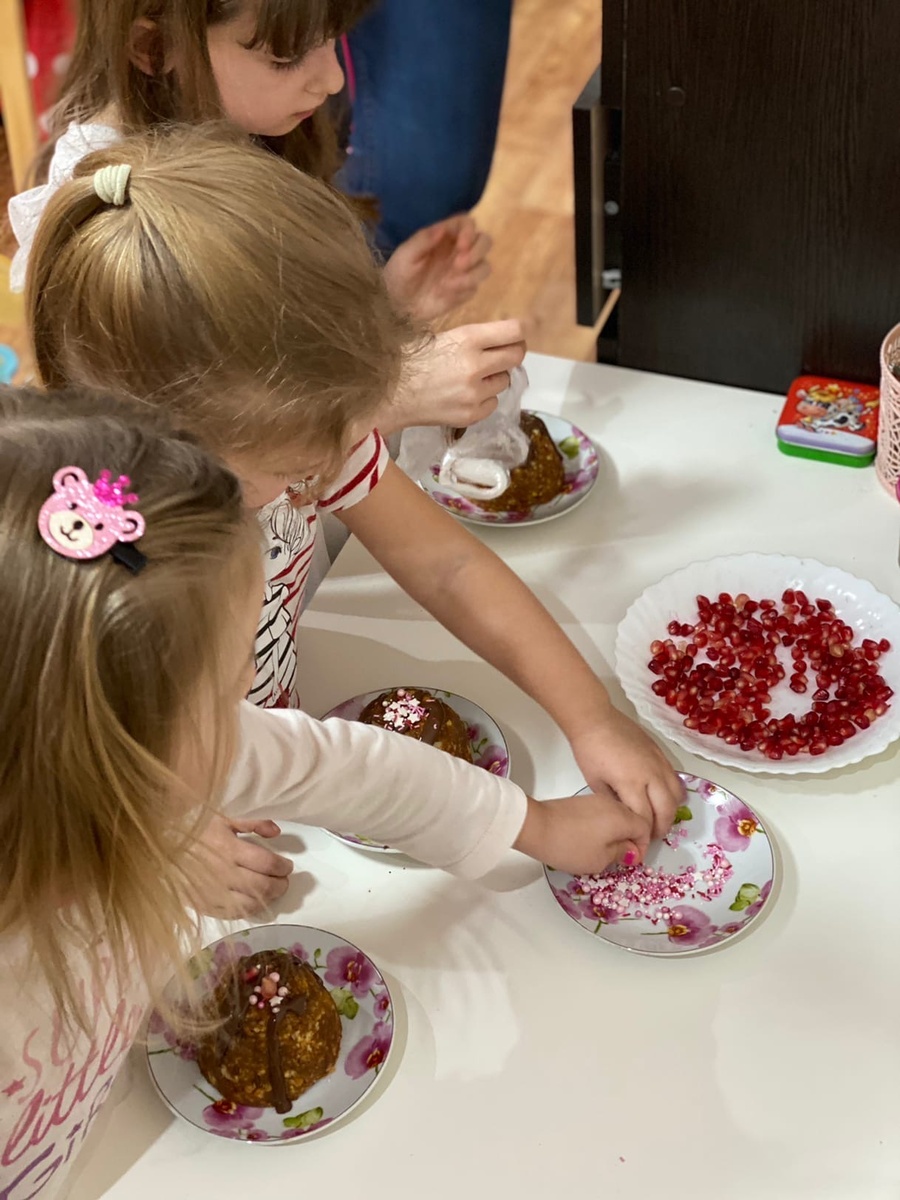 Девочки украшают торт 🍰 получился мастер класс