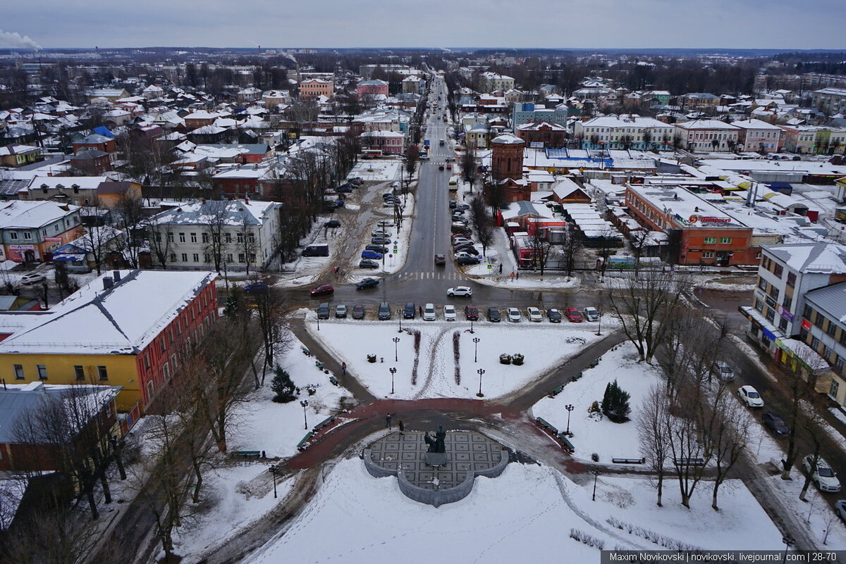 Площадь перед Воскресенским собором в Шуе. Шуя город небольшой, площадь — 33,29 км², население — 58 723 человек. По численности населения Шуя является третьим после Иванова и Кинешмы городом Ивановской области. 
