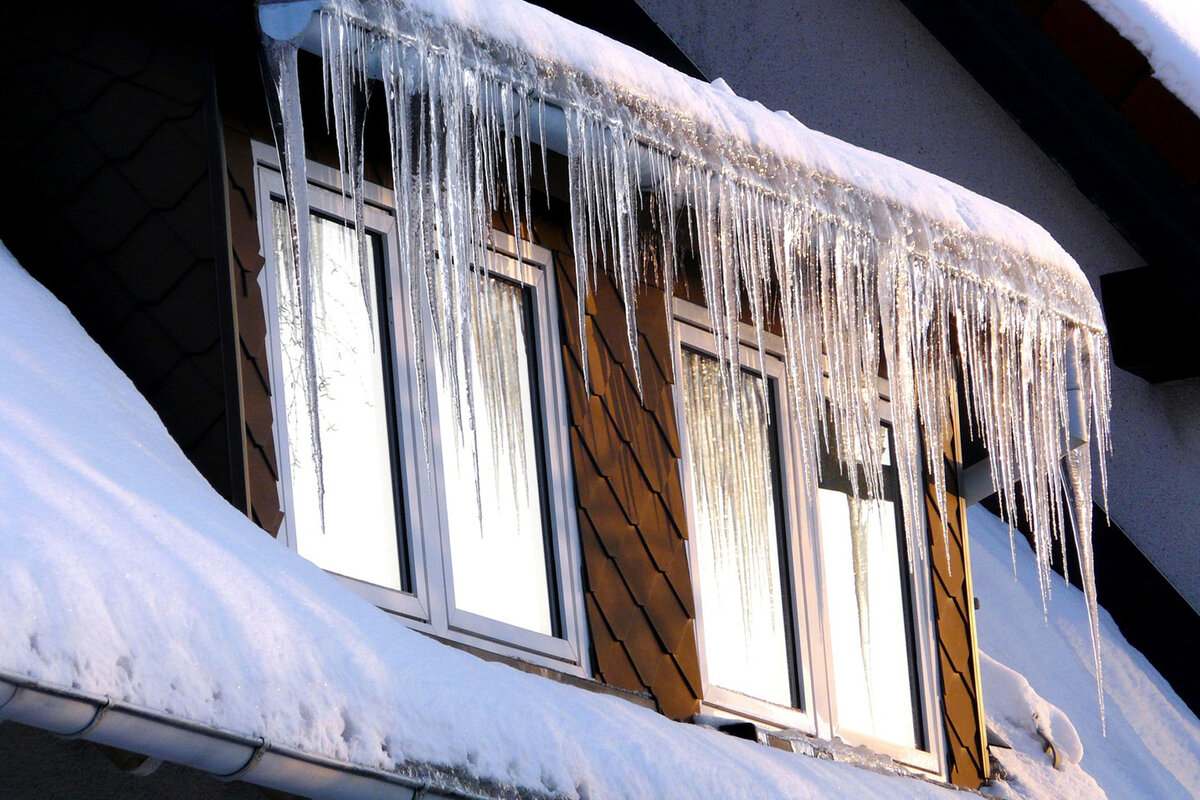 Образование сосулек на кровле