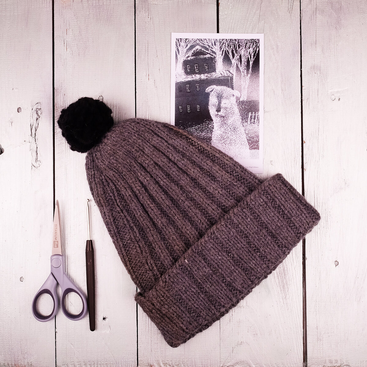 Шапка из шерстяной пряжи, связана на прямых спицах, со швом