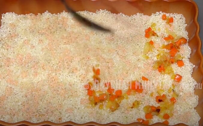 1.  Куриные голени, соль, специи. Перемешала. Обжариваю на растительном масле лук и морковь. В форму немного масла и промытый рис. Распределяю. Сверху - обжаренные овощи. Сюда же - сладкий перец (кусочками) и зеленый горошек. У меня из морозилки. Теперь голени и помидоры (если есть). Соль, кипяток. Перемешиваю, заливаю. Вода к рису из расчета 2:1.