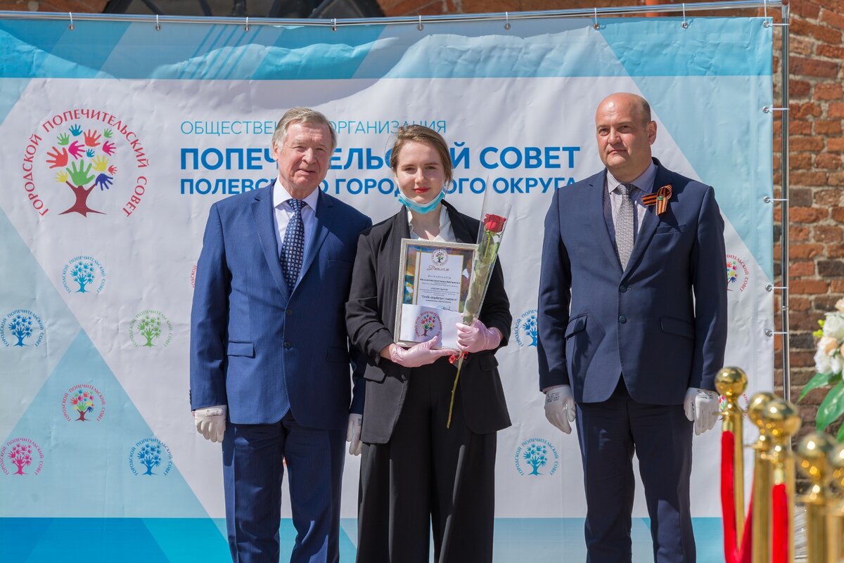 Михаил Зуев вручает премиии в 2020 году. 